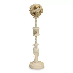Importante boule de Canton en ivoire sculpté, support décoré …