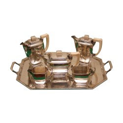 套来自 Mappin & Webb 的银质茶具（5.695 公斤），