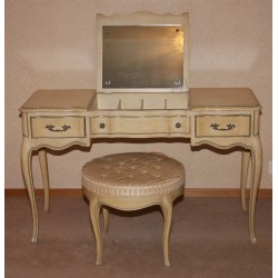Coiffeuse avec son tabouret en bois peint blanc crême. Epoque …