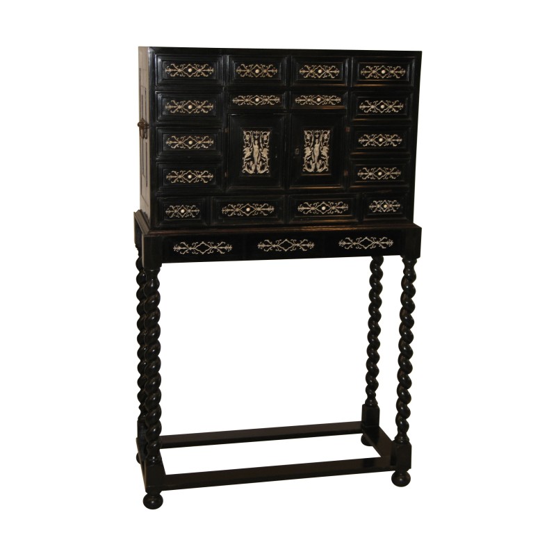 Cabinet de style Louis XIII marqueté noir et doré. - Moinat - Bahuts, Bars, Buffets, Coffres, Enfilades Cabinet de style Louis XIII marqueté noir et doré. - Moinat - Bahuts, Bars, Buffets, Coffres, Enfilades