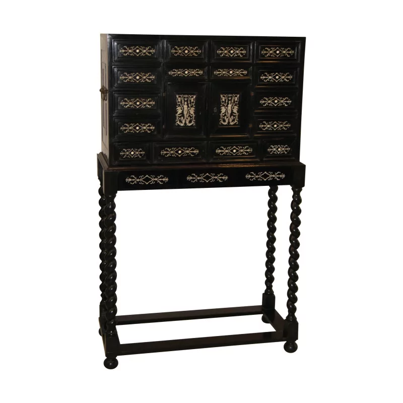 Cabinet de style Louis XIII marqueté noir et doré. - Moinat - Bahuts, Bars, Buffets, Coffres, Enfilades