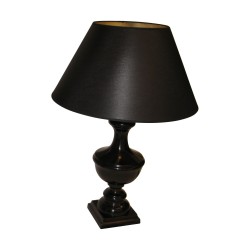 Lampe "Aston" noir avec abat-jour noir et or à l’intérieur.