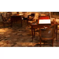 方米的镶木地板由古老的藏榆木门组成，......