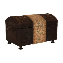 Brienz box in dark walnut, richly carved and decorated …
