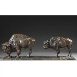 棕色铜绿铜雕“两只美洲野牛”，……