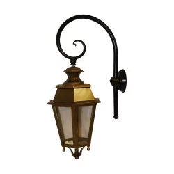 个黄铜灯笼，黑色涂漆铁支架。