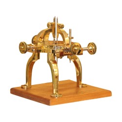 Uhrmacherkreis-Pausmaschine aus Messing, auf Holzsockel.