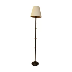 alte Stehlampe aus Silberbronze mit Lampenschirm aus weißem Blech …