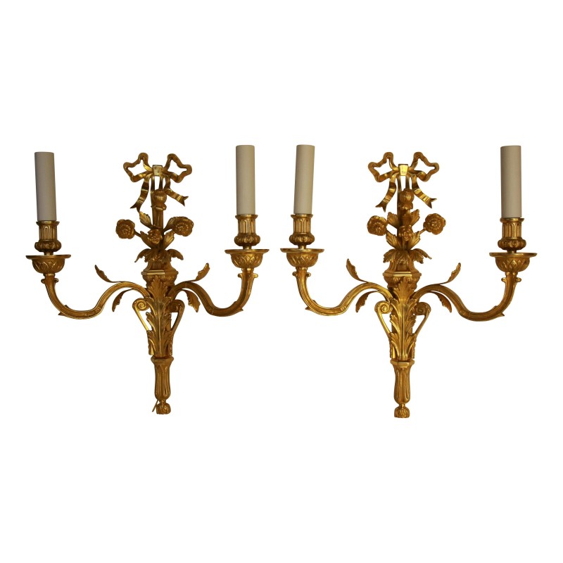 Paire d'appliques “Fleurs” en bronze doré à 2 lumières. - Moinat - Appliques murales Paire d'appliques “Fleurs” en bronze doré à 2 lumières. - Moinat - Appliques murales