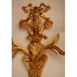 Paire d'appliques “Fleurs” en bronze doré à 2 lumières.