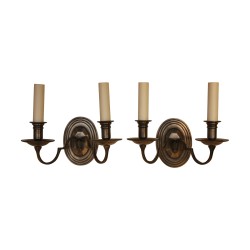 Paire d'appliques en bronze vieil argent à 2 lumières.