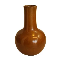 Kleine Vase aus Porzellan, Holzoptik und langer Hals.