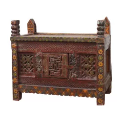 小型中式彩色漆木餐具柜。时代 …