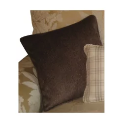 Coussin recouvert de tissu velours flammé " chocolat " avec …