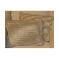 Coussin recouvert de tissu laine beige et blanc mélangés.