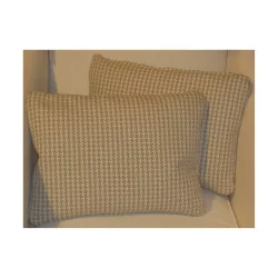 Cushion covered with mixed beige and white woolen fabric.