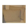 Coussin recouvert de tissu laine beige et blanc mélangés. - Moinat - Coussins, Plaids