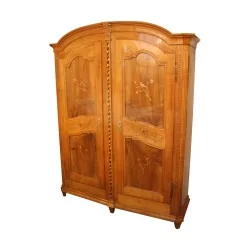 个名为 Berger 的弗里布尔乔亚风格橱柜，采用樱桃木制成，镶嵌……