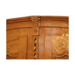 个名为 Berger 的弗里布尔乔亚风格橱柜，采用樱桃木制成，镶嵌……