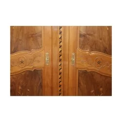 个名为 Berger 的弗里布尔乔亚风格橱柜，采用樱桃木制成，镶嵌……