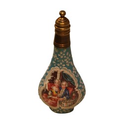 Flacon à parfum en métal peint avec décor romantique. Epoque : …