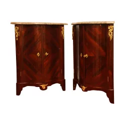 2 Regency period corner cupboards forming a pair in wood of …