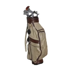 Brown leather golf bag with its set of clubs. Era : …
