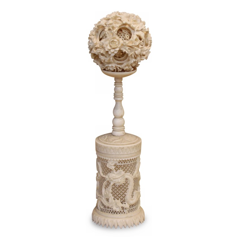 Boule de Canton en ivoire sculpté de dragons parmi les nuages … - Moinat - Accessoires de décoration Boule de Canton en ivoire sculpté de dragons parmi les nuages … - Moinat - Accessoires de décoration