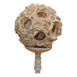 Canton-Kugel aus Elfenbein, geschnitzt mit Drachen zwischen den Wolken...