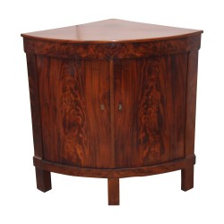 Уголок Directoire из пламенного красного дерева с изогнутой лицевой стороной, в…