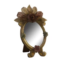 Petit miroir chevalet en verre de Murano coloré.
