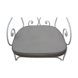 维希 (Vichy) 锻铁扶手椅，座椅为金属板