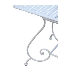 Vincy 型号锻铁椭圆形桌子，带金属板顶部……