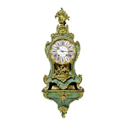 Cartel Louis XV en écaille verte et bronze doré, avec socle. …