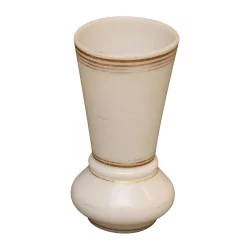 Vase in white opaline. 19th century