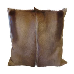 Kissen „Pure s/bok“ aus Antilopenhaut und steinfarbenem Leder …