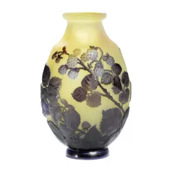 „Soufflé“-Vase signiert Gallé in Gelb und Blau, geformt von …