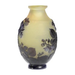 „Soufflé“-Vase signiert Gallé in Gelb und Blau, geformt von …