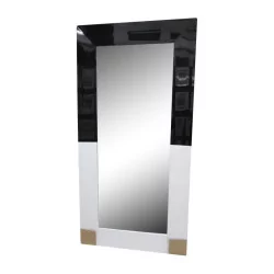 Miroir Mina avec cadre en bois laqué noir et blanc.