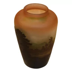 Vase en pâte de verre signé Gallé “Montagne et arbres” taillé …