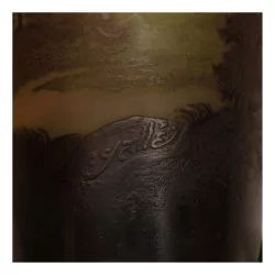 Vase en pâte de verre signé Gallé “Montagne et arbres” taillé …