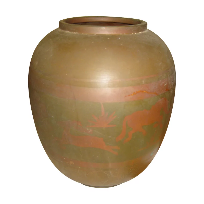 Vase en métal cuivré avec décor “scène de chasse”, art … - Moinat - Boites, Urnes, Vases