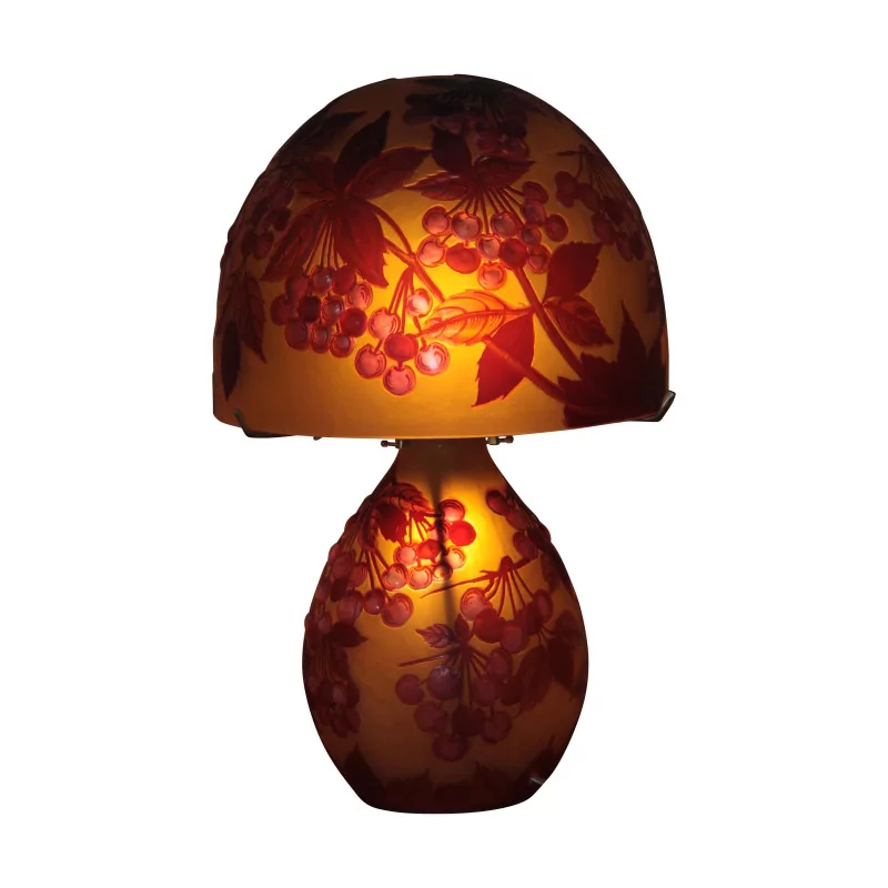 Lampe en pâte de verre dans le genre de Gallé, décor "Cerise". - Moinat - Lampes de table