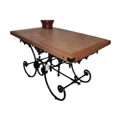 Table de boucher avec plateau en bois debout avec le centre en