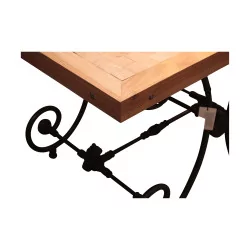 Table de boucher avec plateau en bois debout avec le centre en