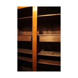个模制胡桃木 Vaud 橱柜，带 2 个门，4 个搁板，包括……