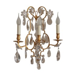Applique à 3 lumières, en bronze doré nitraté et cristaux.