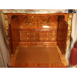 Secrétaire de style Louis XV en bois de rose et d’amarante,