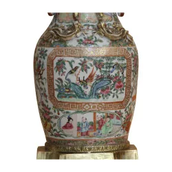 广州花瓶，饰有龙形灯饰。时代