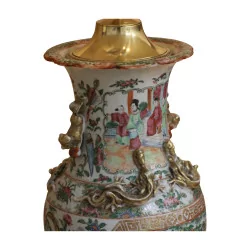 Vase de Canton avec décor aux dragons monté en lampe. Epoque